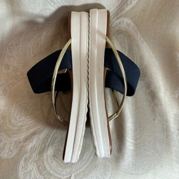ITALIAN SHOEMAKERS Sz 9 Gold Navy Elastic Front Toe Post Slip On Comfort Sandals - Picture 4 of 6